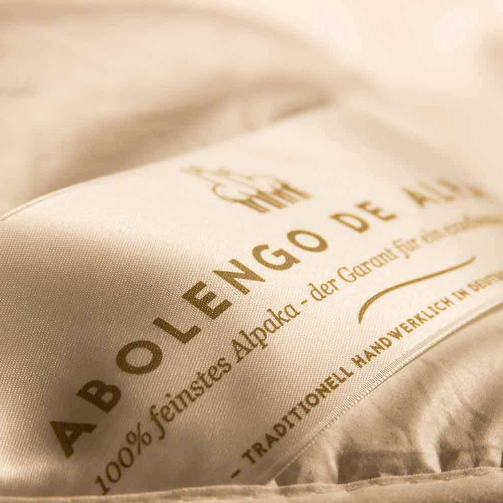 Alpaka Bettdecke im Schlafzimmer – natürliche Wärmeregelung & hypoallergen